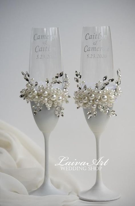 Glass decor ideas Bride And Groom Champagne Glasses Diy, Decorated Champagne Glasses, Quinceanera Glasses Champagne, Diy Wedding Glasses, Bridal Table Flowers Arrangements, Wedding Glasses Decoration, Wedding Champagne Bottles, Wedding Glasses Diy, Champagne Glasses Decorated