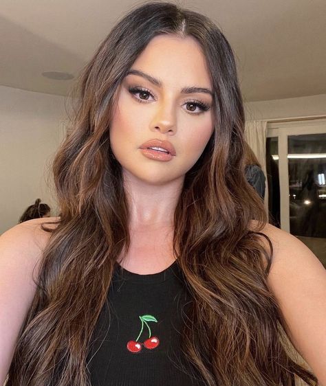 Pop Crave on Twitter: "Selena Gomez looks absolutely breathtaking in new selfie. ❤️… " Selena Gomez Makeup, Selena Gomez With Fans, Selena Gomez Hair, Selena Gomez Album, Look At Her Now, Selena Gomez Hot, Selena Gomez Photos, Selena G, Marie Gomez