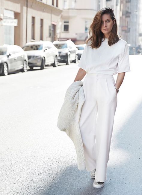 Minimal Stil, Minimalist Moda, Throbbing Headache, Moda Do Momento, Fashion Gone Rouge, Style Casual Chic, 2024 Color, Woman In White, All White Outfit