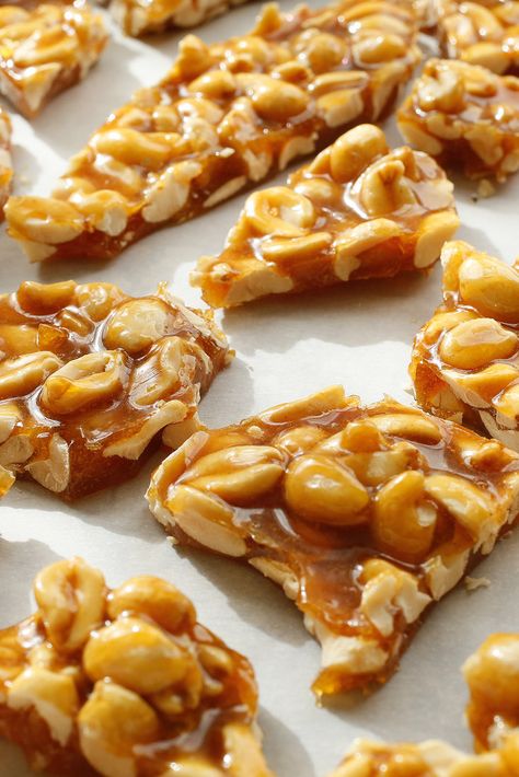 Easy Pecan Desserts, Pecan Desserts Easy, Pecan Dessert Recipes, Homemade Peanut Brittle, Peanut Brittle Recipe, Pecan Desserts, Easy Candy Recipes, Brittle Recipes, Baking Christmas