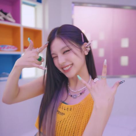 yeji itzy lq colorful sneakers icon Itzy Sneakers, Colorful Sneakers, Yeji Itzy, Itzy Yeji, Girl Icons, Girl Boss, Kpop Girls, Aura, Girl Group