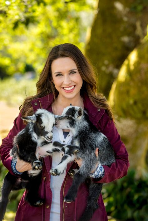 Hallmark Holiday Movies, Brunette Celebrities, Lacey Chabert, Holiday Movie, Hallmark Movies, Hallmark Channel, Cutest Thing Ever, Romance Movies, Brunette Beauty