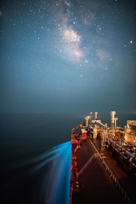 Hubble Images, Ship In Ocean, Kapal Feri, Sailor Aesthetic, Tanker Ship, Middle Of The Ocean, Sea Port, Cargo Ship, Merchant Navy