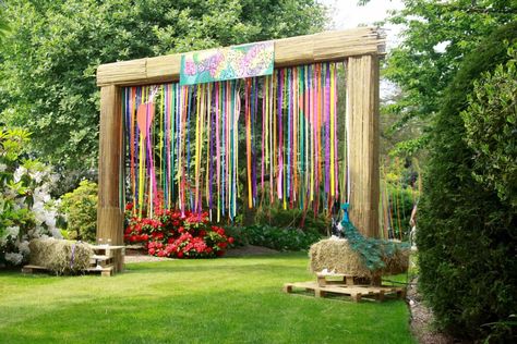 Coachella Theme Party Decoration, Coachella Party Ideas, Festival Garden Party, Coachella Theme Party, Coachella Theme, Festival Themed Party, Coachella Party, Outdoor Festival, Woodstock Festival