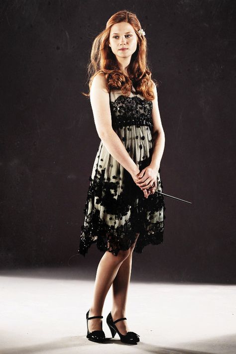 I love Bonnie wright in this dress she is so beautiful! Harry Potter Kostüm, Ginny Weasly, Harry Potter Halloween Costumes, Harry Potter Dress, Harry Potter Ginny, Tapeta Harry Potter, 12 Books, Harry Potter Cosplay, Desenhos Harry Potter