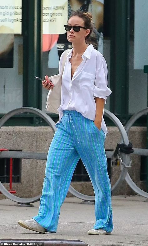 Olivia Wilde is the picture of summer style in a loose top and drawstring pants during solo stroll in NYC | Daily Mail Online Olivia Wilde, Olivia Wilde Street Style, Olivia Wilde Style, Rocker Tee, Jessica Williams, Friday Afternoon, Loose Top, Florence Pugh, Street Look