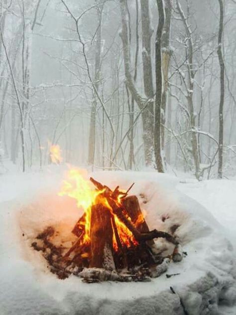 Campfire in the Snow Supraviețuire Camping, Winter Fire, Bushcraft Camping, Winter Cabin, Winter's Tale, Winter Love, Winter Photos, Winter Magic, Winter Scenery