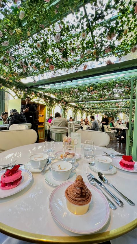 Paris Lauderee, Laduree Paris Interior, Laduree Paris Aesthetic, Lauderee Paris, Laduree Aesthetic, Paris Laduree, Paris Coffee Shop, Bathroom 2023, Cafe Exterior