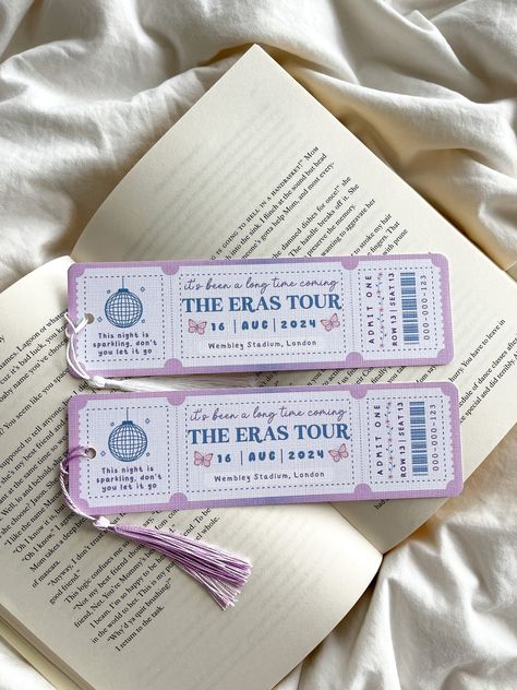 Purchase 2 or more items for free UK shipping! Please use promo code: FREESHIPPING 🦋 Eras bookmark 🦋 Customisable and personalised bookmark. can be customised to your preferred date and venue / city  🦋 If purchasing more than one, please ensure all information is provided for each bookmark   Bookmark Details: - Bookmark dimensions: 19cm x 5.5cm (approx) - Printed in London on 300gsm quality linen matte card stock - Bookmarks are available with and without tassels - Tassel colours may vary - Curved edge detail - Blank at the back How To Order: - Please select if you would like bookmarks with or without tassels! Shipping Details UK: As our products are made to order on a small scale, please allow 1-3 days for production, in addition to 2-3 working days for postage via Royal Mail. The tota Taylor Swift Gifts For Friends, Taylor Swift Bday Gift Ideas, Taylor Swift Gift Bag Ideas, Birthday Gift For Swifties, Gift For Friends Ideas, What To Get On Your Birthday, Crafts For Swifties, Taylor Swift Basket Ideas, Presents For A Swiftie