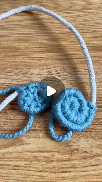 MaCREme | Fiber Artist | Macrame Tutorials on Instagram: "Which coiling method do you like best?  #Basketcoiling #basketweaving #basketweave #coiledbasket #coilbasket #coiledtray #basketry #basketryart #basketmaking #basketmaker #makers #makersgonnamake #makersmovement #makersofinstagram #macramé #macramecommunity  #baskets" Tela, Rope Basket Weaving, Basket Coiling Diy, Coiled Baskets Tutorial, Diy Rope Basket Tutorials, Macrame Videos, Rope Basket Tutorial, Macrame Items, Macrame Rug