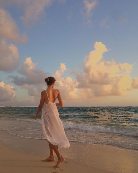 heather sage on Instagram: “my greatest privilege is watching her grow. nothing in the world brings me more joy. her beauty is merely a reflection of what lies…” Los Angeles Itinerary, Beauty Dish, Beach Pink, Photographie Portrait Inspiration, Beach Photoshoot, Summer Dream, Foto Instagram, Beach Vibe, Photography Inspo