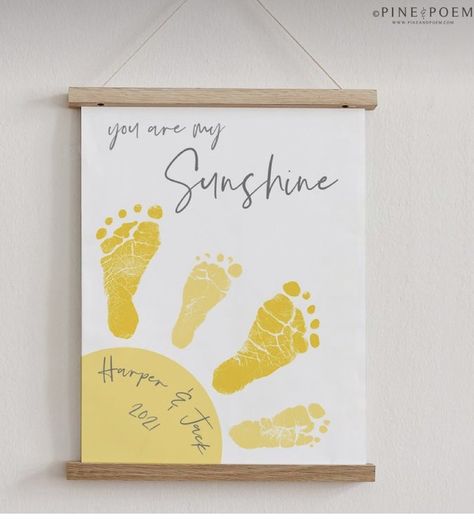 Family Hand Print Painting Ideas, Baby Feet Art Projects, Feet And Hand Print Art Kids, Summer Toddler Painting Crafts, Diy Baby Crafts Handmade Gifts, Tk Arts And Crafts, Nursery Paintings Canvas Diy, Baby Canvas Ideas, Baby Painting Ideas Canvases