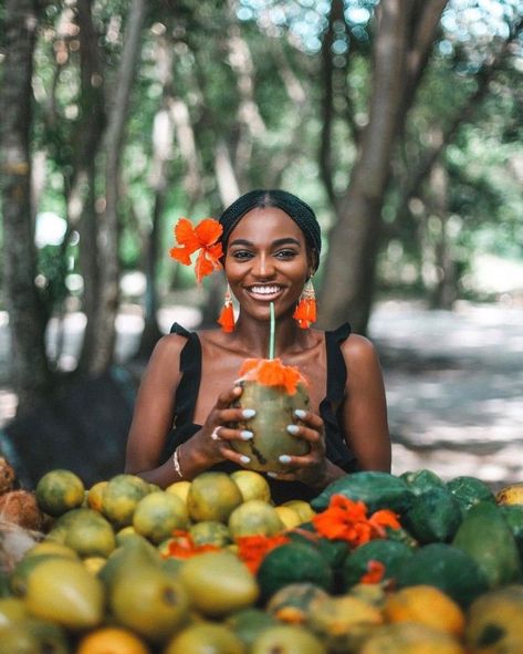 Asiyami Gold, Photographie Portrait Inspiration, Phenomenal Woman, Woman Back, Black Travel, Photography Women, Female Travel, Black Is Beautiful, Dark Skin