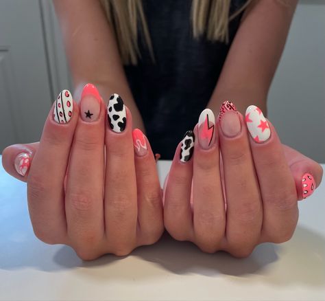 Cutest cowgirl nails! Im obsessed!! Country Nails Pink, Hot Pink Country Nails, Neon Nail Inspo Almond, Cowboy Inspired Nails, Cowgirl Nails Pink, Christian Nail Ideas, Checkard Nails Art, Pink And Cow Print Nails, Pink Cowgirl Nails