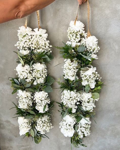 White And Green Varmala, White And Green Garland Wedding Indian, White And Green Mandap, White And Green Indian Wedding Decor, Flower Garland Wedding Brides, Hand Gajra, Green Indian Wedding, Wedding White And Green, Floral Garland Wedding