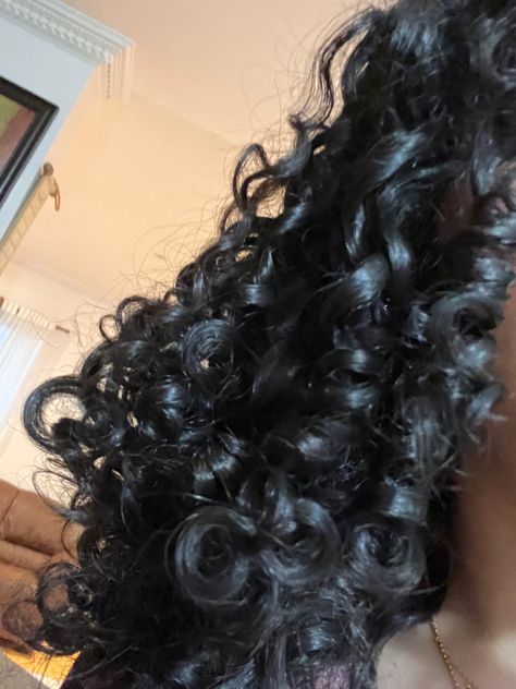 Long Black Curly Hairstyles, 2c Hair Aesthetic, Pretty Curly Heads, Black Hair Curly, Healthy Curly Hair, Curly Hair Care Routine, Best Hair Dye, Black Curls, Curly Hair Photos