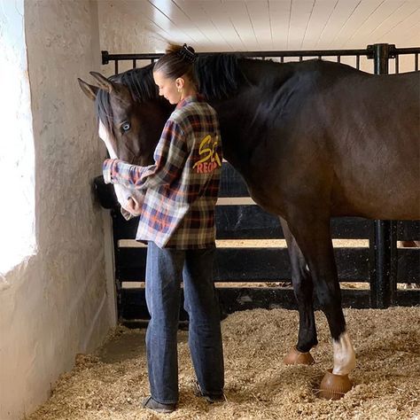 Gigi Hadid and Zayn Malik are isolating at her mum's beautiful ranch: see photos - Photo 10 Gigi Hadid And Zayn Malik, Gigi Hadid And Zayn, Equestrian Aesthetic, Equestrian Chic, Horse Aesthetic, Hadid Sisters, Equestrian Life, Cute Horses, Horse Life