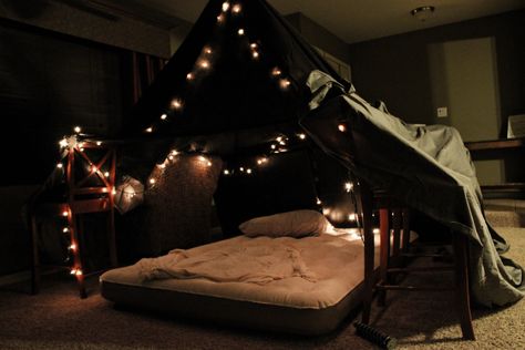Friday We're In Love: Romantic Fort Date Night First Night Room, 12 Months Of Dates, Fort Night, Indoor Forts, Romantic Bedroom Ideas, Night Room, Unique Date Ideas, At Home Dates, Dream Dates