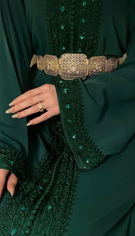 Moroccan caftan in emerald green with gemstones Moroccan Dress Modern, Modern Egyptian Fashion, Moroccan Outfit, Victorian Dress Gown, Morrocan Fashion, Morrocan Dress, Egyptian Dress, Moroccan Kaftan Dress, Kaftan Moroccan