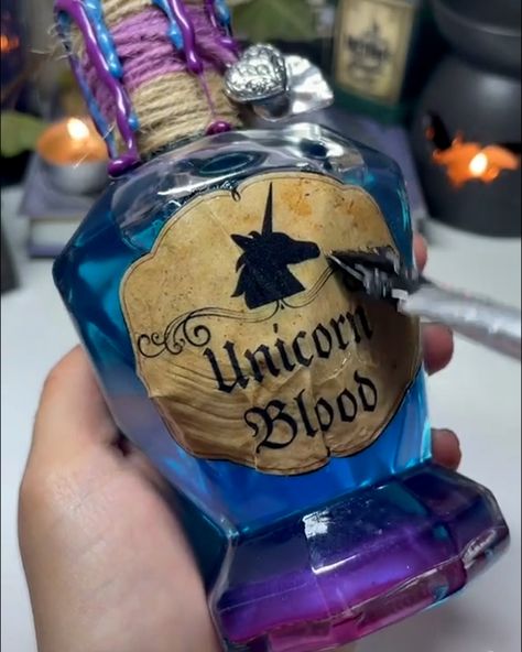 Halloween Witch Potions, Potion Making Harry Potter, Diy Potion Recipes, Making Harry Potter Potions, Fake Potions Diy, Harry Potter Items Diy, How To Make Potion Bottles Diy, Harry Potter Diy Potions, Shimmer Potion