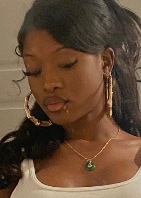 Big Hoop Earrings Aesthetic, Gold Jewelry Black Women, Jewelry Black Women, Maquillage Yeux Cut Crease, Latina Jewelry, Earrings Outfit, Gold Jewelry Outfits, Bamboo Hoop Earrings, Black Femininity