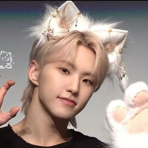 𝓣𝓲𝓰𝓮𝓻 𝓱𝓸𝓼𝓱𝓲 🐯🧡 on Instagram: "🐯🖤  240512 Music Korea Fan Sign  Ctto 💎 #hoshi #kwonsoonyoung #seveenteen #horanghae🐯" Hoshi Cute, Hoshi Horanghae, Hoshi Tiger, Baby Bear Birthday Party, Kwon Soonyoung Hoshi, Hoshi Svt, Svt Kpop, Hoshi Icon, Seventeen Hoshi