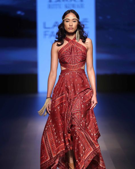 Label Ritu Kumar’s theme for W/F'18 is ‘Native Spirit’ – an ode to nature and the great outdoors. It blends elements of tribal art from… Rajasthan Inspired Fashion, Indian Fashion Trends 2023, Kurta Designs Women Party Wear Latest Fashion Dress Collection, Gujarat Traditional Dress, Indian Fashion 2024, 2024 Indian Fashion Trends, Indian Western Outfits Casual, Ritu Kumar Dress, Traditional Fashion Show