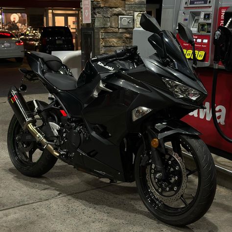 sitting pretty Pretty Bikes, Biker Couple, Motocross Love, Image Moto, Bike Aesthetic, Biker Aesthetic, Motorcycle Aesthetic, Custom Sport Bikes, Yamaha Bikes