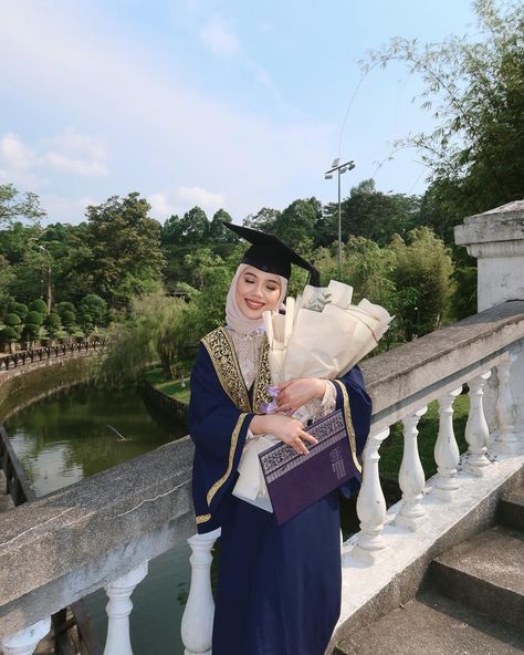 It has been a long road but she's now a Bachelor of Interior Architecture (Hons) degree holder! 🎓 Took a risk when i decided to change to … | Instagram Hijab Graduation Pictures, Hijabi Poses For Pictures Instagram, Convo Photoshoot Idea, Graduation Kebaya Hijab, Graduation Pictures Hijab, Malay Engagement, Muslim Graduation Outfit, Hijab Graduation Outfit, Hijabi Graduation