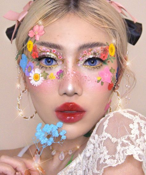 𝚂 𝙴 𝚁 𝙴 𝙽 𝙰 on Instagram: “Flower garden party 🌸🌹🍀🌻🌺🌷🌿🌼🎀 who’s excited for spring? Anyhoo very proud of myself for coming up with this hairstyle cos I’m quite…” Flower Garden Party, Eye Bags Makeup, Catwalk Makeup, Purple Eyeshadow Looks, Artsy Makeup, Pink Eyeshadow Look, Gold Makeup Looks, Glitter Makeup Looks, Yellow Makeup