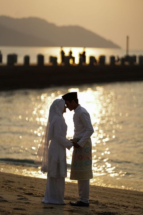 Malay Wedding Photoshoot, Malay Couple, Malay Wedding Photography, Gambar Kahwin, Wedding Preparation Photos, Muslim Wedding Photos, Couples Beach Photography, Muslim Wedding Photography, Muslimah Wedding