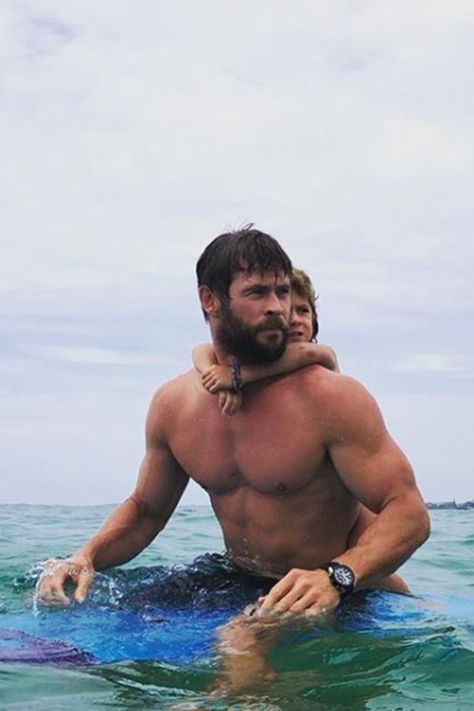 10 of Chris Hemsworth’s Best Dad Moments, From the Aww-Inducing to LOL-Worthy Diy Father's Day, Chris Hemsworth Parents, Chris Hemsworth Abs, Thor Film, Chris Hemsworth Thor, Happy Stories, Lucky Ladies, Dad Bod, Father's Day Diy