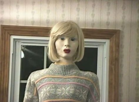 Originally coined by Masahiro Mori in 1970, the term “uncanny valley” describes our strange revulsion toward things that appear nearly human, but not quite right. Uncanny Valley Photography, Uncanny Valley Faces, I Feel Fantastic, Creepy Gif, Creepy Core, Райан Гослинг, Scary Gif, Creepy Images, Uncanny Valley