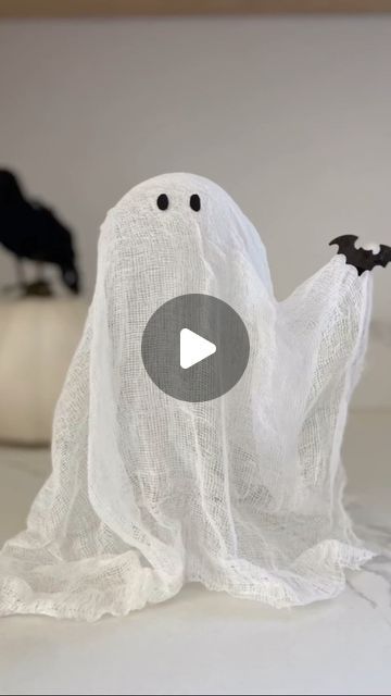 Tela, Paper Ghosts Diy, Cheese Cloth Ghost Diy, Cheese Cloth Ghost, Balloon Ghost, Ghost Balloons, Ghost Tutorial, Halloween Diy Paper, Diy Ghost