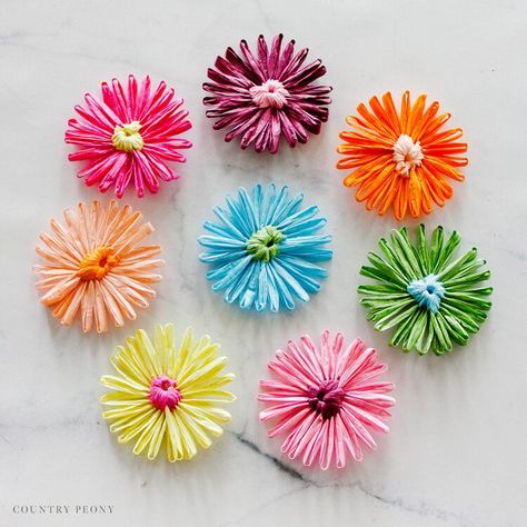 Tela, Raffia Flowers Diy, Crochet Raffia Flower, Raffia Crafts Diy, Raffia Ideas, Rafia Crafts, Raffia Jewelry, Raffia Flower, Raffia Crafts