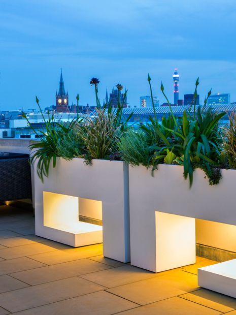 Terrace Planters Ideas, Terrace Lighting Ideas Rooftops, Private Terrace Ideas, Roof Garden Ideas Modern, Roof Garden Design Rooftop Terrace, Terrace Plants Ideas Outdoor, Small Rooftop Terrace Design, Modern Roof Garden Design, Terrace Planters