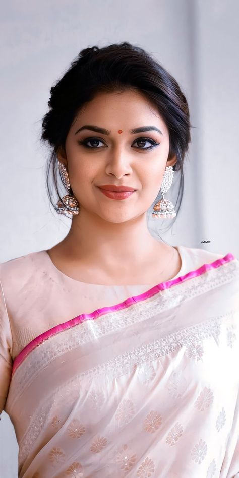 Kirthi Suresh, Keerti Suresh, Bride Photos Poses, Indian Bride Makeup, Sister Poses, Keerthi Suresh, Older Couples, Keerthy Suresh, Bride Pictures