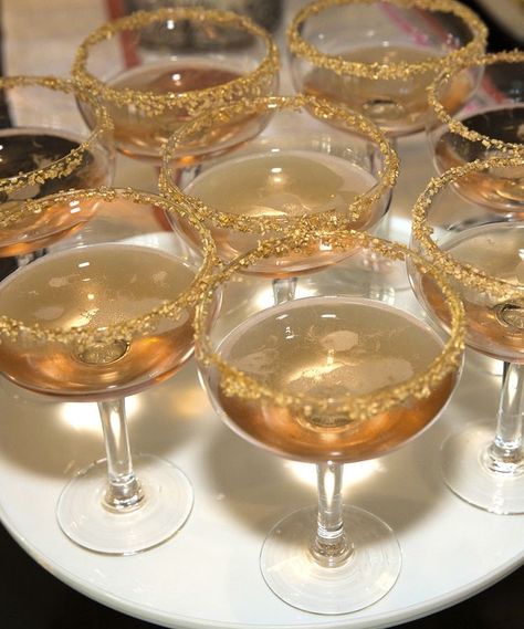 Gold Glitter Drink, 22nd Golden Birthday Ideas, Champagne Gold Birthday Theme, Golden Food Party, Golden 21st Birthday, Gold Drinks Alcohol, Birthday Gold Decorations, Golden 21st Birthday Ideas, 24th Golden Birthday Ideas