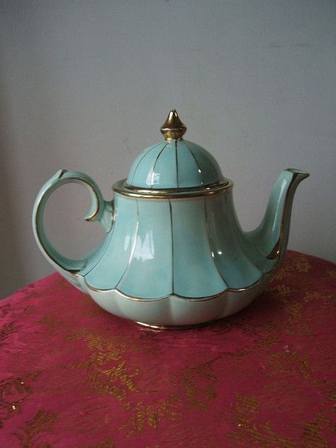 I want this teapot :) vintage turquoise #teapot teiera antica turchese Teko Teh, Zestaw Ikon, Teapots And Cups, Tea Pot Set, Pottery Ceramics, Tea Pots Vintage, ดินปั้น Polymer Clay, My Cup Of Tea, Chocolate Pots