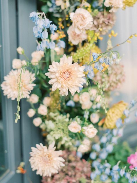 English Garden Style Wedding, English Cottage Wedding Theme, English Country Wedding Flowers, Secret Garden Wedding Flowers, English Garden Wedding Decor, Cottage Garden Wedding Flowers, English Summer Wedding, Cottage Wedding Aesthetic, English Garden Wedding Flowers