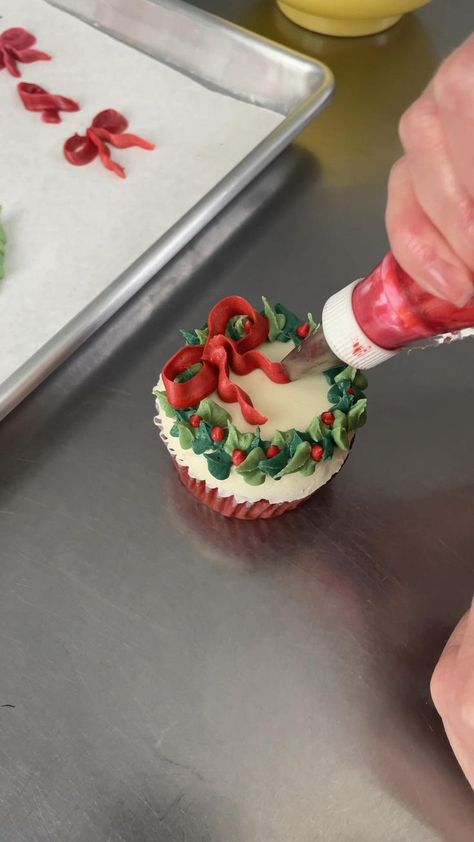 How to make Christmas wreath cupcakes | Cake decorating tips, Cake decorating techniques, Christmas cupcakes Make Christmas Wreath, Wreath Cupcakes, Cupcake Decorating Tips, Christmas Cake Designs, Kolaci I Torte, Cupcake Cake Designs, Cake Decorating Piping, Cupcakes Cake, Cake Decorating Designs