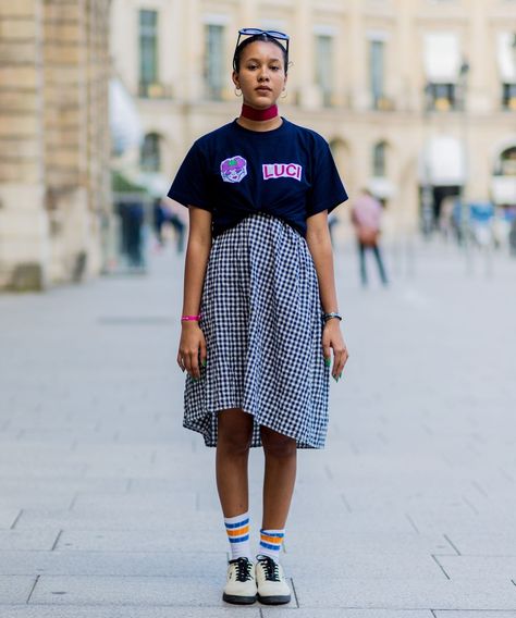 Accessories really do make the outfit Gingham Skirt Outfit, Tomboy Outfits Cute, Tomboy Outfits Swag, T Shirt Knot, Fabric Choker, Shirt Knot, Skirt Outfit Summer, Photo Summer, Gingham Skirt