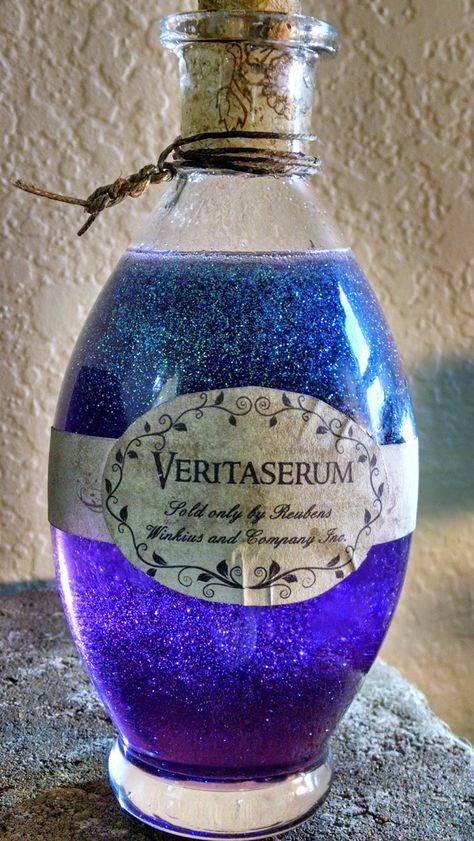 Halloween potions - instructions on recipes to get glitter and dyed potions that will look cool in an apothecary jars display Harry Potter Weihnachten, Harry Potter Christmas Decorations, Kule Ting, Potions Recipes, Halloween Potion Bottles, Halloween Apothecary, Harry Potter Potions, Magic Bottles, Halloween Potions