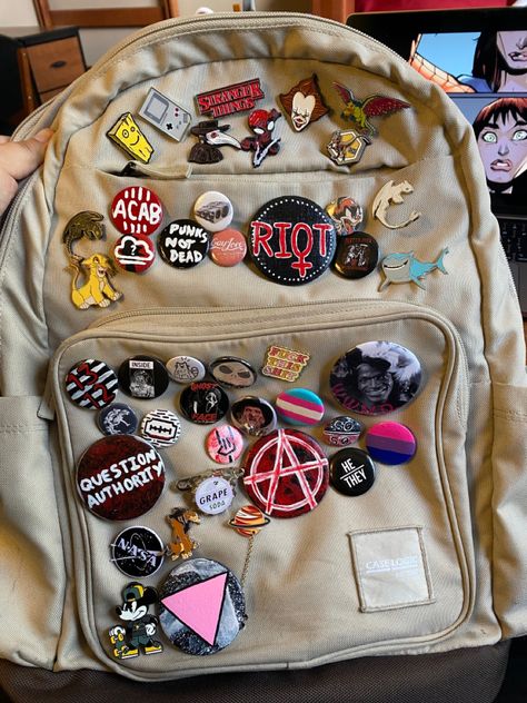 Buttons Ideas Clothes, Stickers On Backpack, How To Make A Pin For Your Backpack, Cool Pins For Backpacks Diy, Diy Pins Aesthetic, Decorated Backpack Diy, Badges On Backpacks, Bookbag Pins Aesthetic, How To Make Backpack Pins