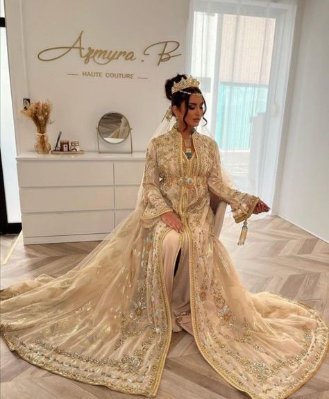 Iraqi Wedding Dress, Iraqi Bride, Arabian Wedding Dress, Henna Night Dress, Wedding Outfits With Hijab, Wedding Dresses Arab, Outfits With Hijab, Moroccan Wedding Dress, Morrocan Dress