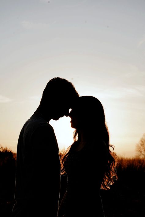Silhouette Engagement Photos, Silhouette Couple Photography, Silhouette Photography Couples, Dusk Engagement Photos, Couple Sunset Photoshoot, Celestial Engagement Photos, Sunset Couple Photos, Sunset Couples Photoshoot, Couple Silhouette Photography