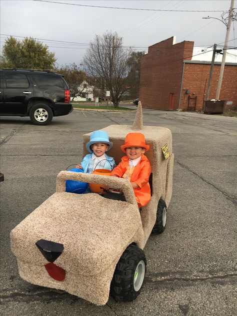 Dumb and dumber van Golf Cart Decorations, Happy Hollow, Parade Ideas, Homecoming Parade, Halloween 2024, Diy Halloween Costumes For Kids, Parade Float, Christmas Parade, Up Costumes