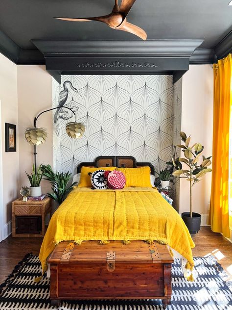 How to Decorate a Bedroom with High Ceilings Coldplay, Bedroom Ideas Eclectic, Funky Bedroom Design, I Wrote A Song, Small Closet Storage, Small Guest Room, Diy Accent Wall, Apartment Bedroom Decor, Guest Room Decor