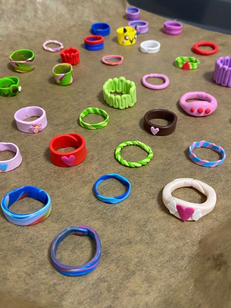 Clay Ring Inspiration, Cute Clay Rings Aesthetic, Clay Inspiration Aesthetic, Clay Jewelry Rings, Diy Clay Rings Tutorials, Fimo Ringe Aesthetic, Clay Crafts Ring, Pate Fimo Aesthetic, Rings From Clay