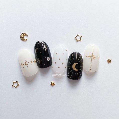 Nail Moon And Stars, Moon Ans Stars Nails, Moon Accent Nail, Moon Nails Design Simple, Celestial Nails Simple, Sun Moon Nail Art, Triple Moon Nails, Nail Art Moon And Stars, Stars Moon Nails